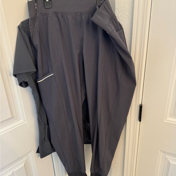 Gray scrub set sz XL - Picture 4 of 6